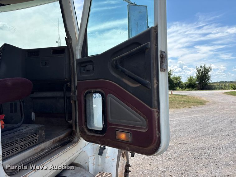image for item EX0009 2002 International 9400i semi truck