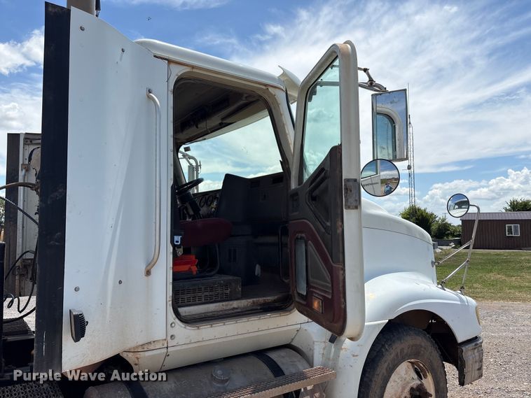 image for item EX0009 2002 International 9400i semi truck