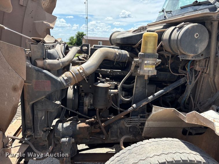 image for item EX0009 2002 International 9400i semi truck