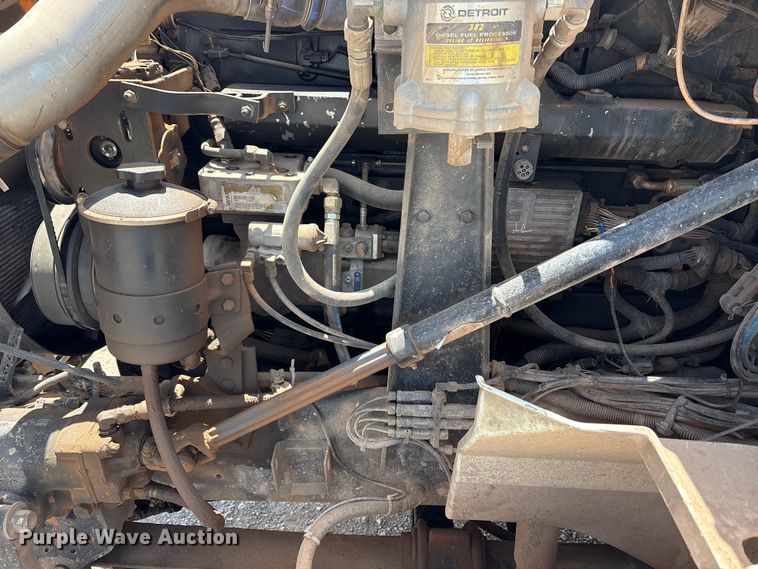 image for item EX0009 2002 International 9400i semi truck