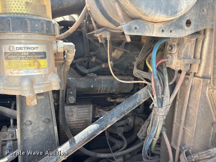 image for item EX0009 2002 International 9400i semi truck