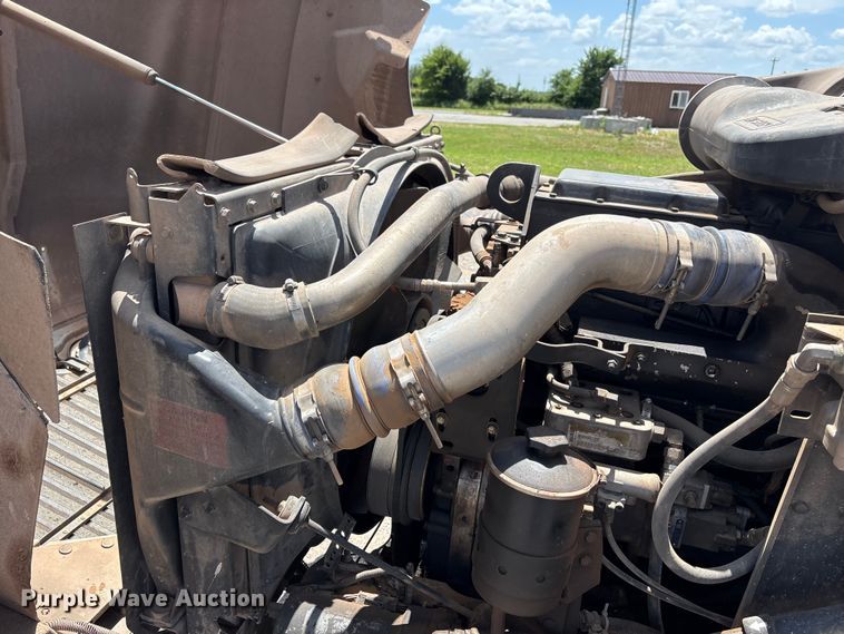 image for item EX0009 2002 International 9400i semi truck