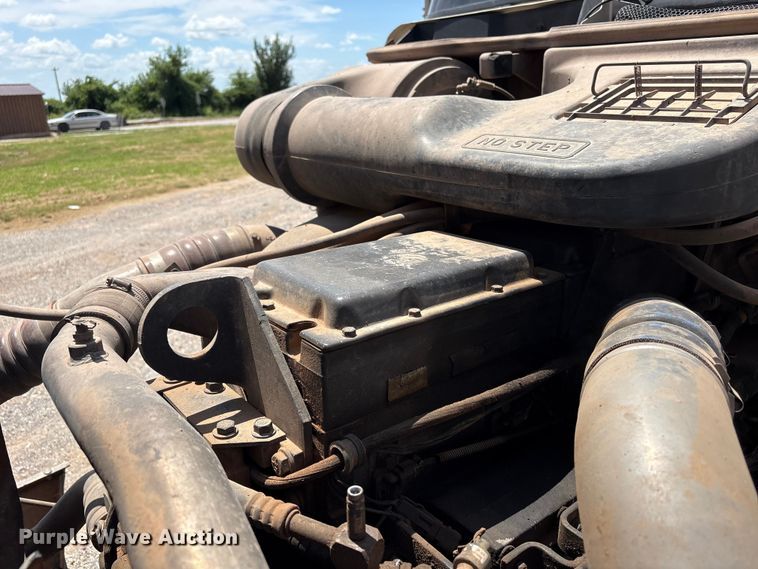 image for item EX0009 2002 International 9400i semi truck