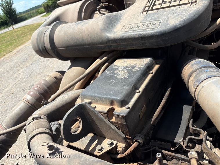 image for item EX0009 2002 International 9400i semi truck