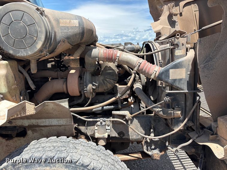 image for item EX0009 2002 International 9400i semi truck