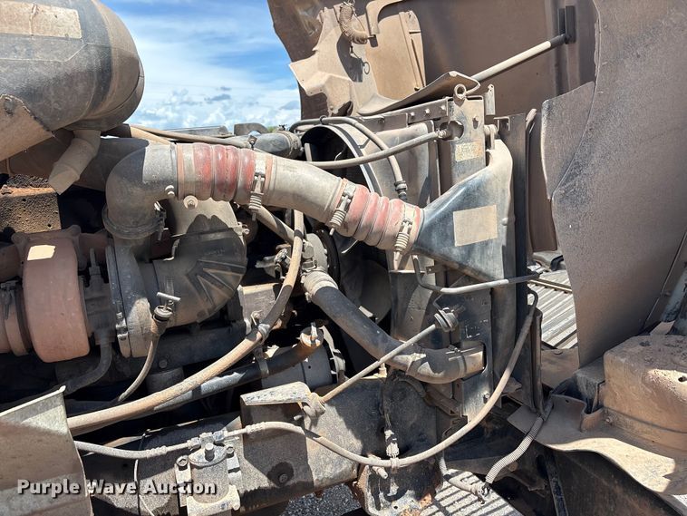 image for item EX0009 2002 International 9400i semi truck