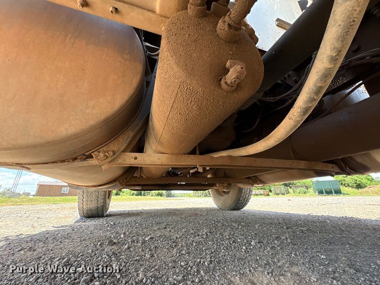 image for item EX0009 2002 International 9400i semi truck