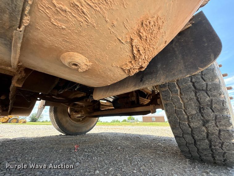 image for item EX0009 2002 International 9400i semi truck
