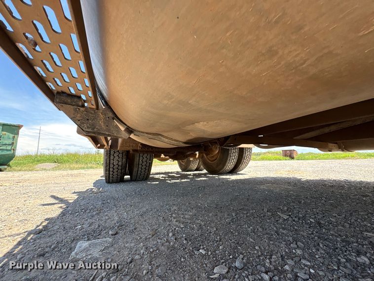 image for item EX0009 2002 International 9400i semi truck