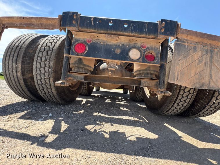 image for item EX0009 2002 International 9400i semi truck