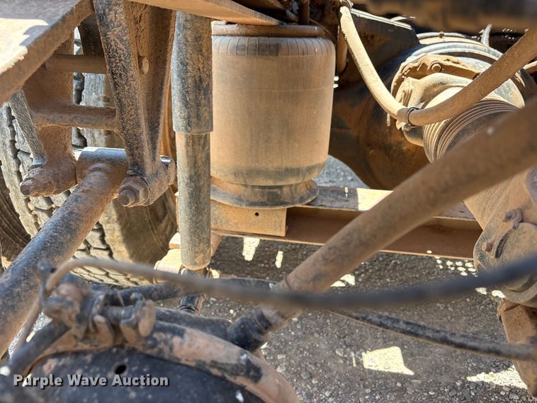 image for item EX0009 2002 International 9400i semi truck