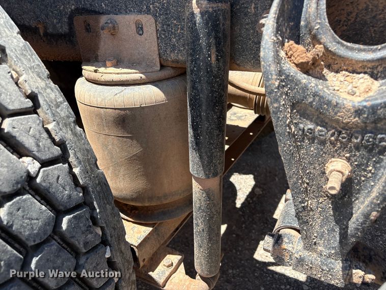 image for item EX0009 2002 International 9400i semi truck