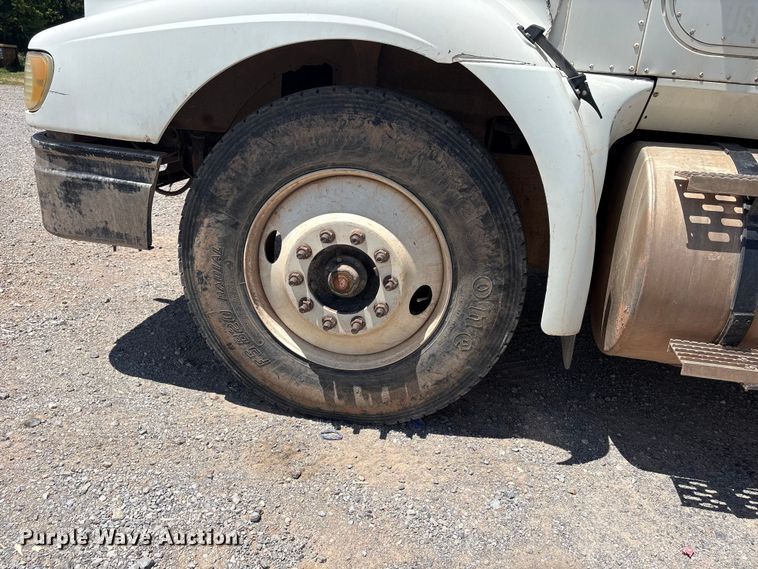image for item EX0009 2002 International 9400i semi truck