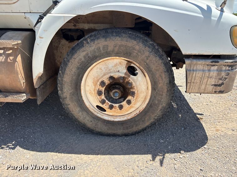 image for item EX0009 2002 International 9400i semi truck