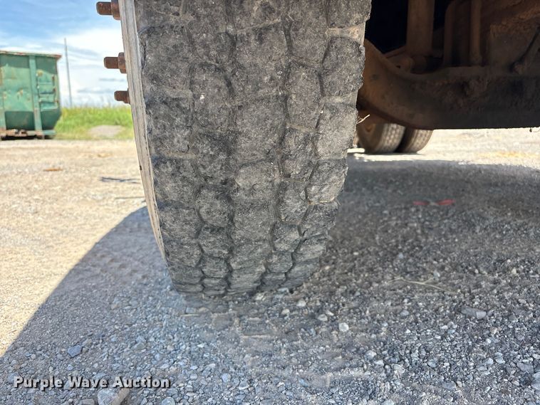 image for item EX0009 2002 International 9400i semi truck