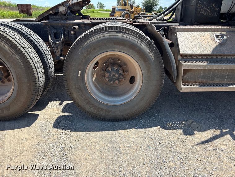 image for item EX0009 2002 International 9400i semi truck