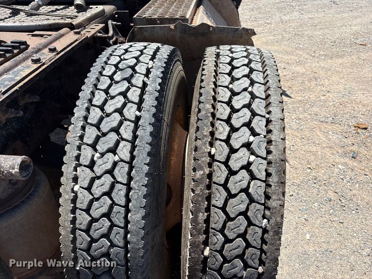 image for item EX0009 2002 International 9400i semi truck