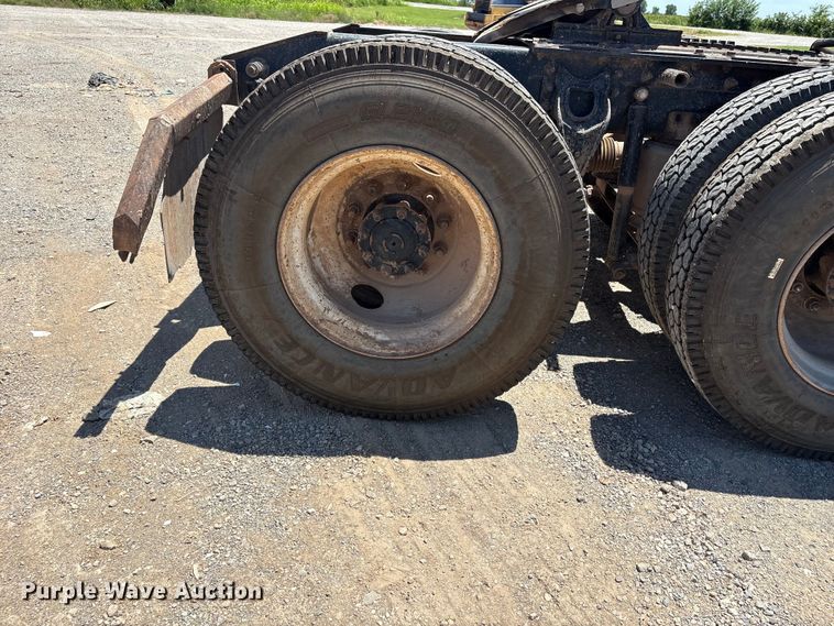 image for item EX0009 2002 International 9400i semi truck