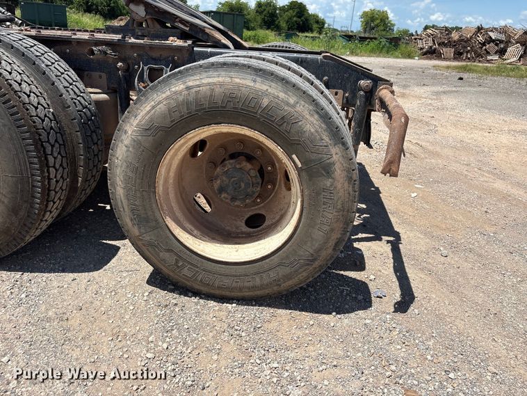 image for item EX0009 2002 International 9400i semi truck