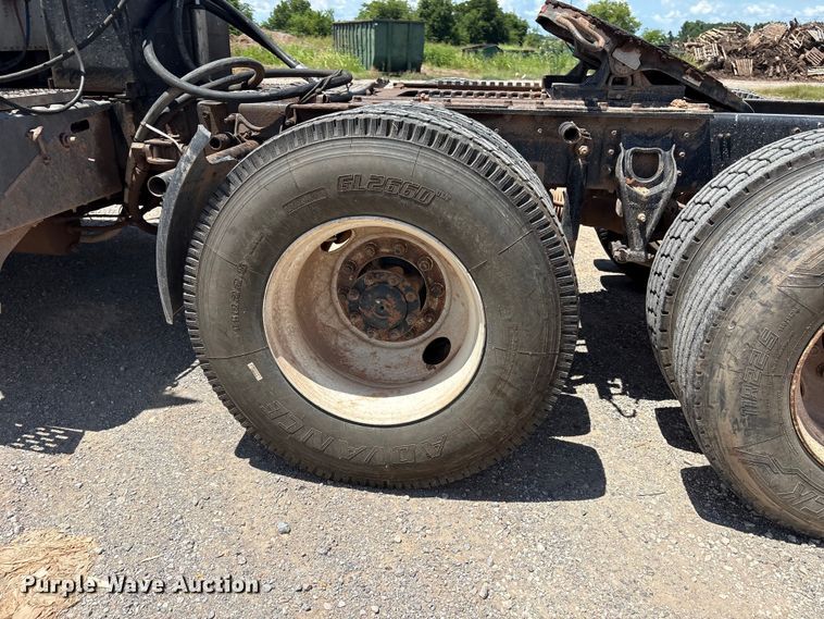image for item EX0009 2002 International 9400i semi truck