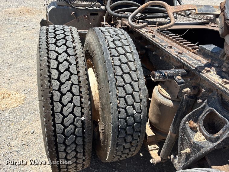image for item EX0009 2002 International 9400i semi truck