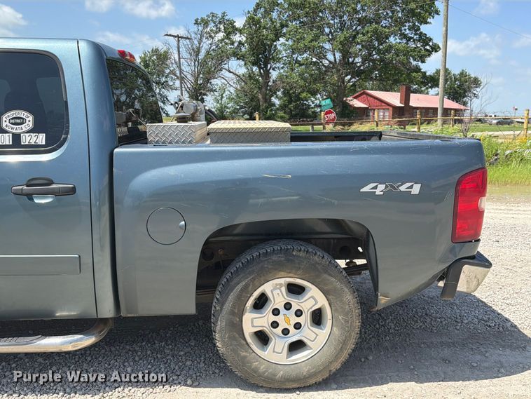image for item EX2511 2008 Chevrolet Silverado 1500 Crew Cab pickup truck