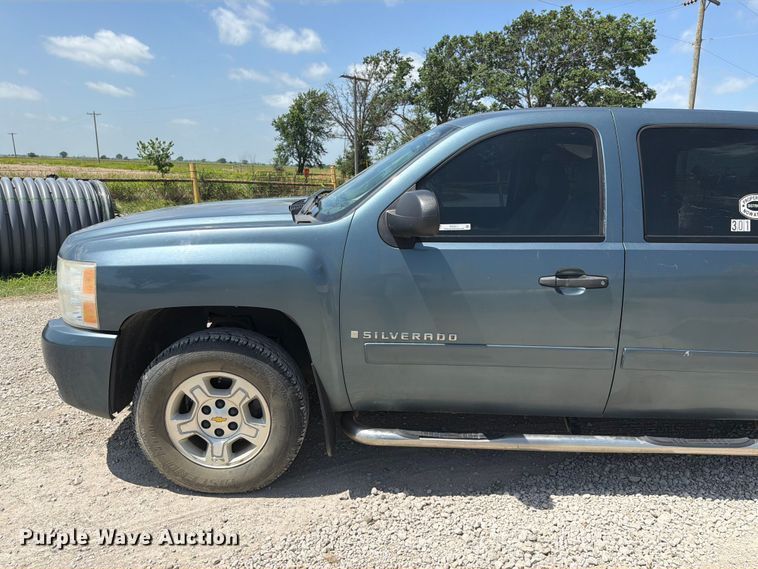 image for item EX2511 2008 Chevrolet Silverado 1500 Crew Cab pickup truck