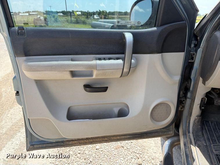 image for item EX2511 2008 Chevrolet Silverado 1500 Crew Cab pickup truck