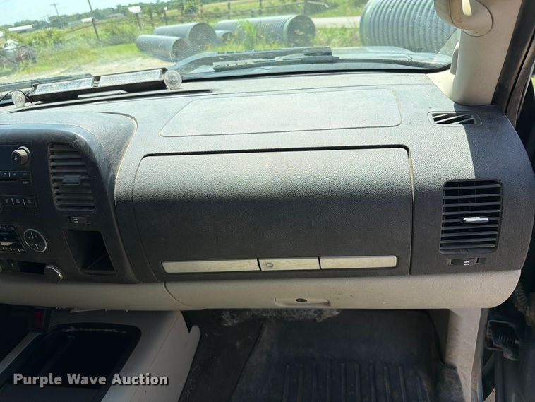 image for item EX2511 2008 Chevrolet Silverado 1500 Crew Cab pickup truck