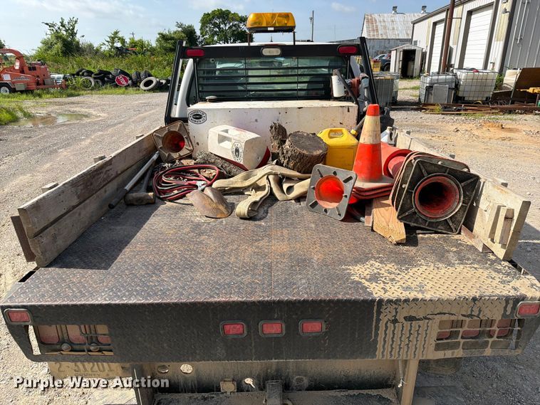 image for item EX2514 2004 Ford F250 Super Duty flatbed pickup truck