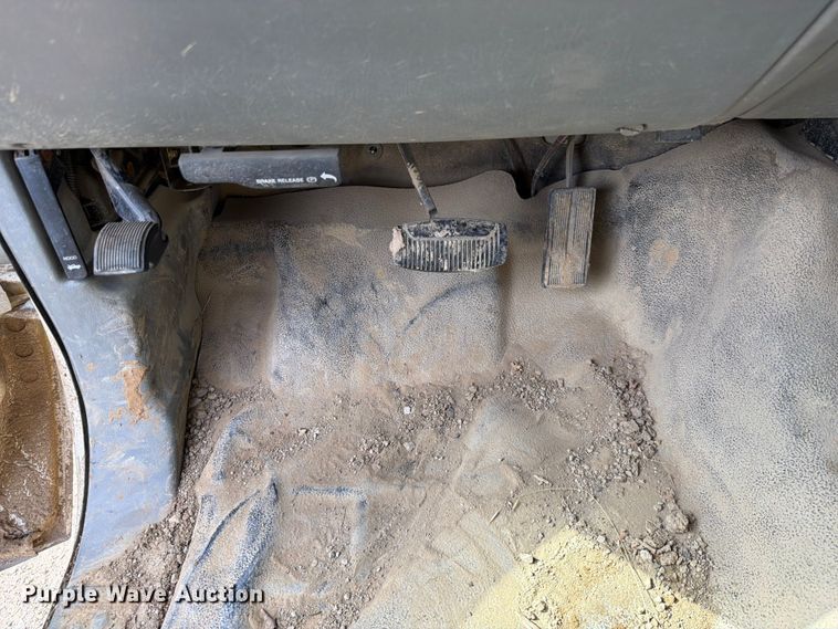image for item EX2514 2004 Ford F250 Super Duty flatbed pickup truck