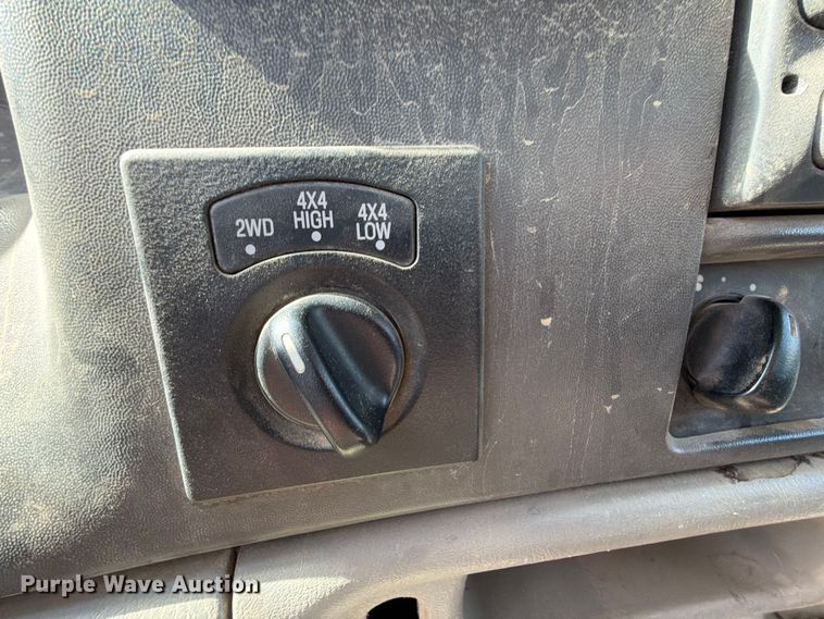 image for item EX2514 2004 Ford F250 Super Duty flatbed pickup truck