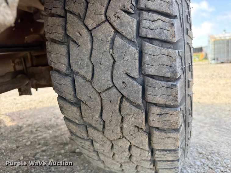 image for item EX2514 2004 Ford F250 Super Duty flatbed pickup truck