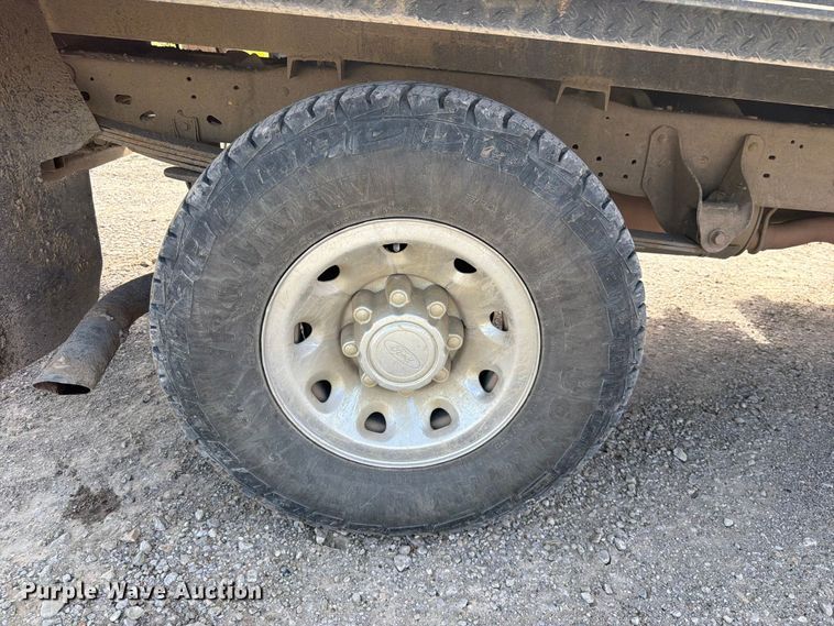 image for item EX2514 2004 Ford F250 Super Duty flatbed pickup truck