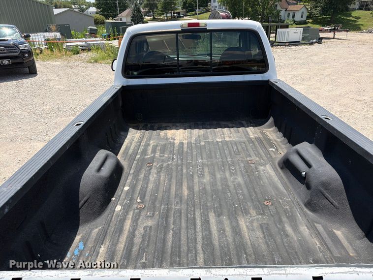 image for item FB5803 2004 Ford F350 Super Duty pickup truck