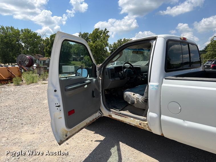 image for item FB5803 2004 Ford F350 Super Duty pickup truck