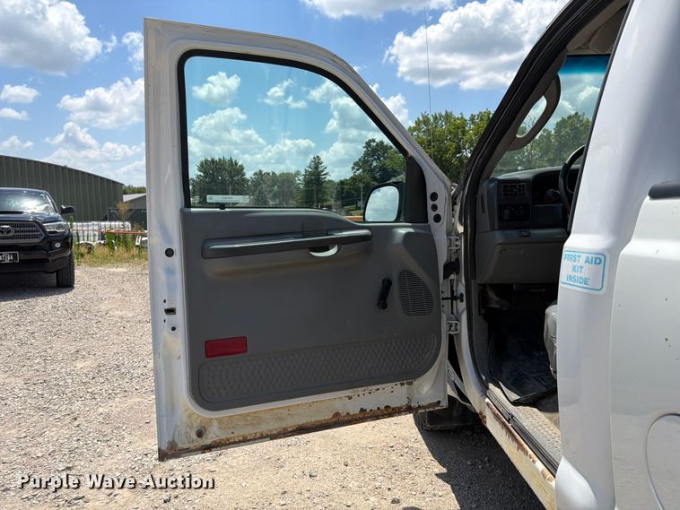 image for item FB5803 2004 Ford F350 Super Duty pickup truck