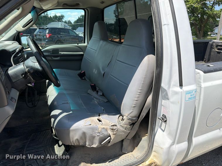 image for item FB5803 2004 Ford F350 Super Duty pickup truck
