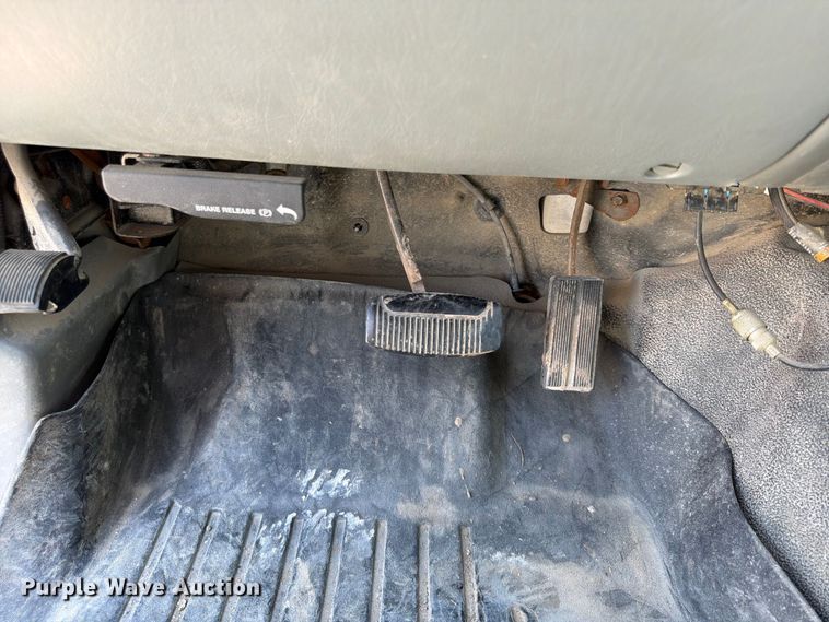 image for item FB5803 2004 Ford F350 Super Duty pickup truck