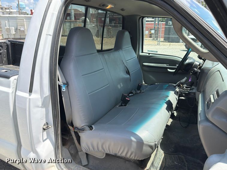 image for item FB5803 2004 Ford F350 Super Duty pickup truck