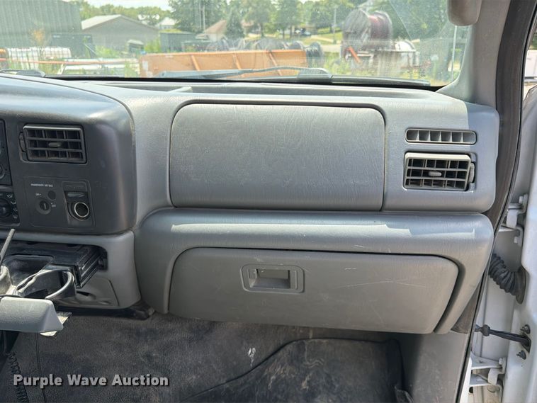 image for item FB5803 2004 Ford F350 Super Duty pickup truck