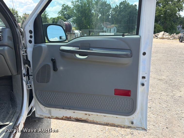 image for item FB5803 2004 Ford F350 Super Duty pickup truck