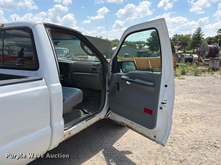 image for item FB5803 2004 Ford F350 Super Duty pickup truck