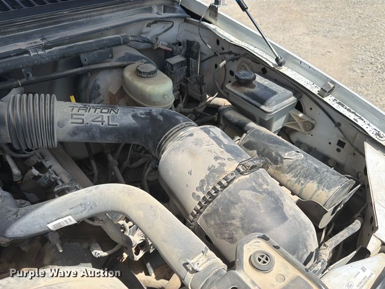 image for item FB5803 2004 Ford F350 Super Duty pickup truck