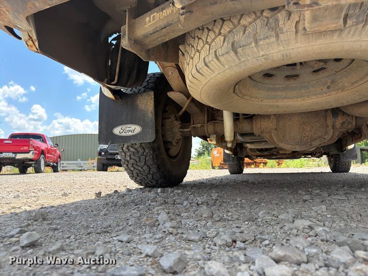 image for item FB5803 2004 Ford F350 Super Duty pickup truck