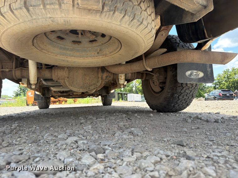image for item FB5803 2004 Ford F350 Super Duty pickup truck
