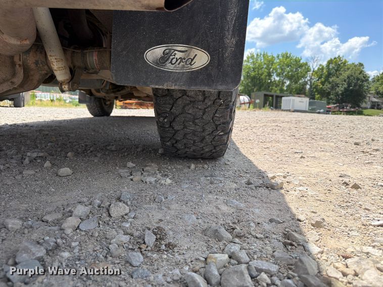 image for item FB5803 2004 Ford F350 Super Duty pickup truck