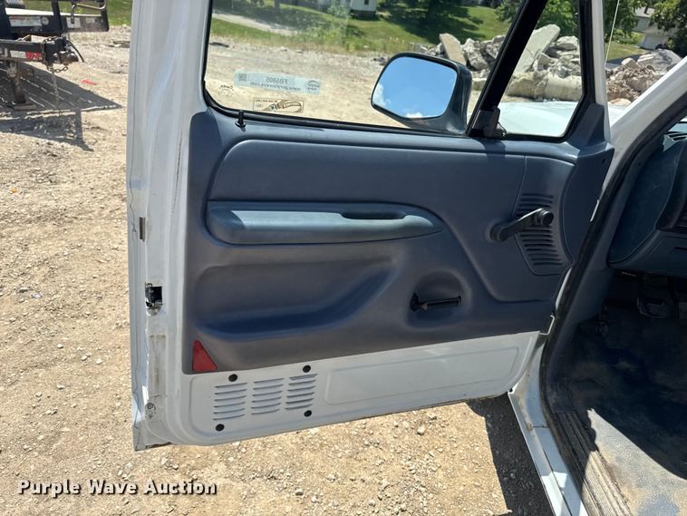 image for item FB5805 1993 Ford F150 pickup truck