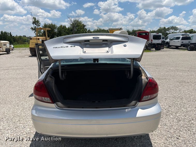 image for item FH6265 2005 Ford Taurus SE 