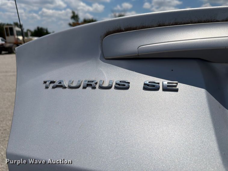 image for item FH6265 2005 Ford Taurus SE 